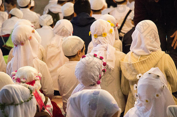 大清真寺里戴着头巾的小女孩
