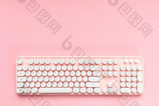 电脑键盘粉红色的白色按钮孤立的粉红色的<strong>背景</strong>复制空间