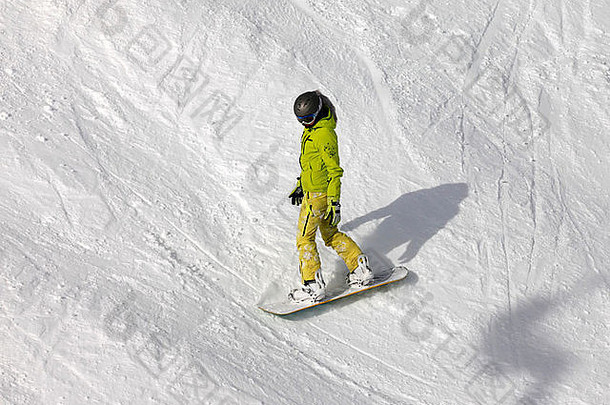 滑雪板<strong>运动</strong>员骑着新鲜的粉末雪
