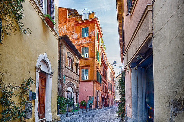漫步于意大利罗马的古老街道和小巷