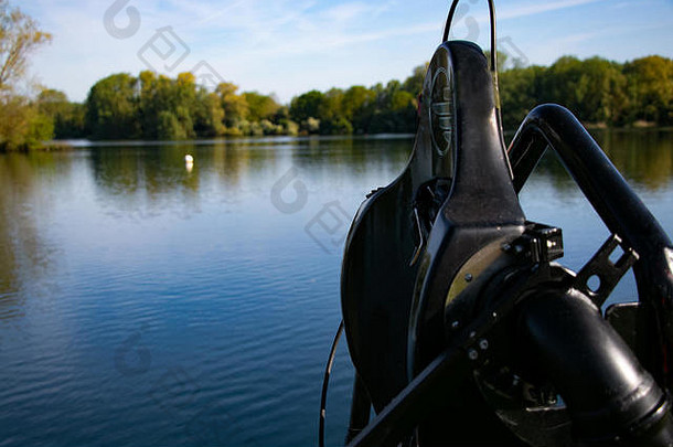 兴奋搜索者水体育情人的飞机包西装坐在湖边老板带享受水体育湖