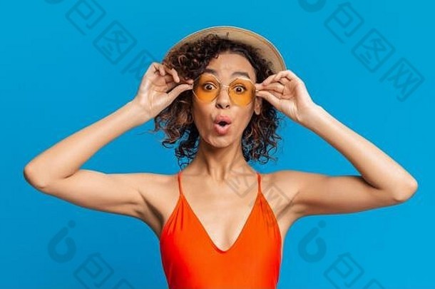 夏季宣传片。穿着时髦太阳镜和泳装的滑稽黑人女孩的肖像