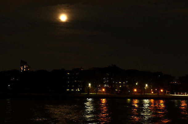 完整的月亮东河城市灯