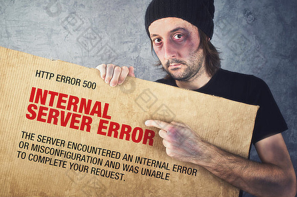 HTTP错误内部服务器错误页面概念男人。持有横幅错误消息