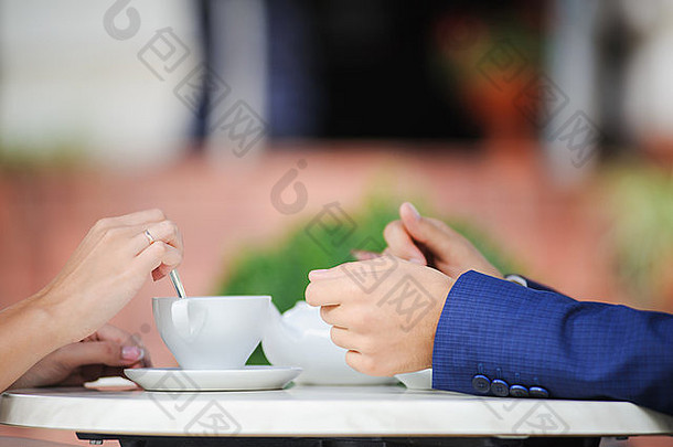 新郎和新娘在户外喝红茶。