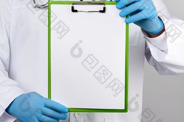 男医生穿着白色医疗外套，戴着蓝色乳胶手套，手里拿着一块写字板，上面有一个回形针和一张白色空白纸，上面写着铭文