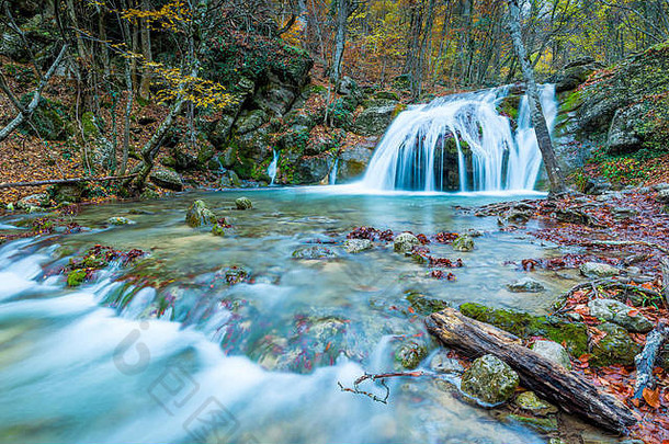 风景优美的瀑布秋天的自然克里米亚半岛俄罗斯