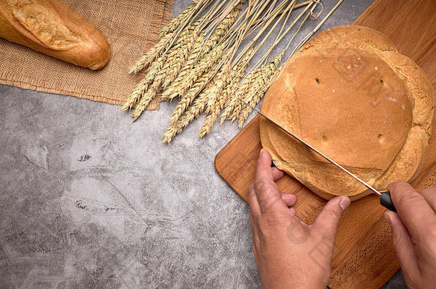 乡村面包小麦峰值灰色背景健康的食物概念
