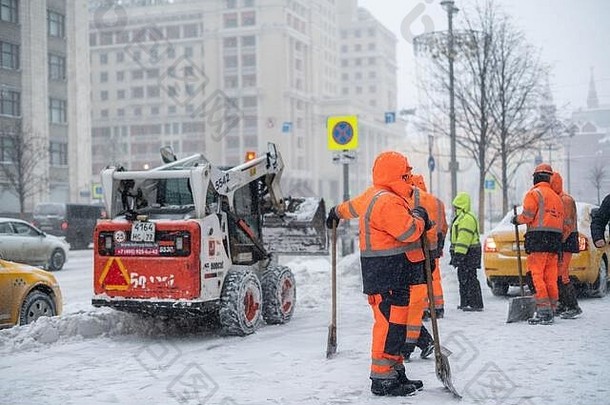 本市扫雪服务部在公共街道上班，寒冷季节