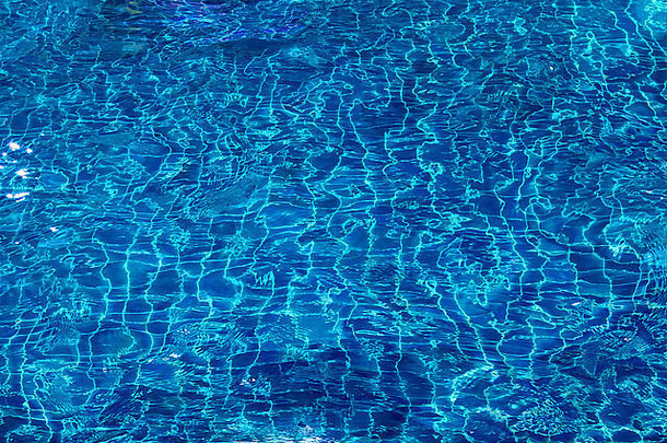美丽的蓝色游泳池水面视图