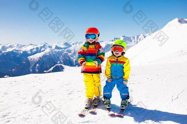 孩子们在山上滑雪。滑雪学校的孩子。儿童冬季运动。全家在阿尔卑斯山过圣诞节。孩子们学习下坡滑雪。阿尔卑斯山