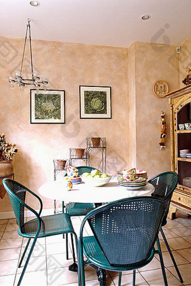 餐厅里的现代蓝色金属椅子和松木橱柜，大理石墙面和奶油瓷砖地板