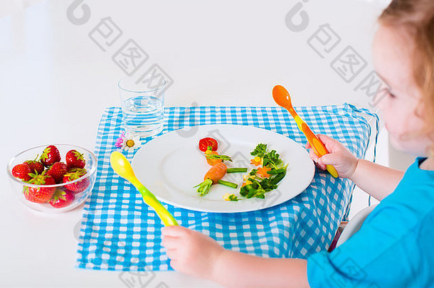 为小孩子准备的健康素食午餐。儿童餐。蔬菜和水果用作动物，玉米，花椰菜，胡萝卜，草莓