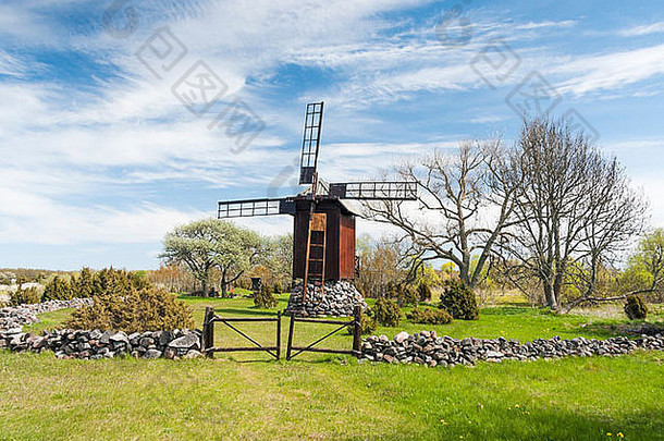 在爱沙尼亚的萨雷马，被石头做成的花园包围的风车。