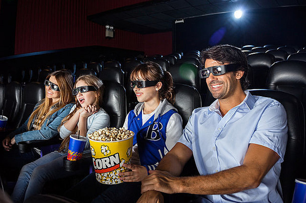 幸福家庭在电影院看3D电影