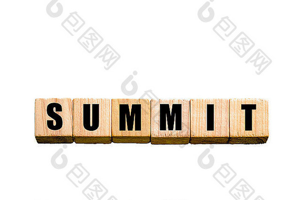 单词SUMMIT写在木制小立方体上，字母隔离在白色背景上。具有可用拷贝空间的概念图