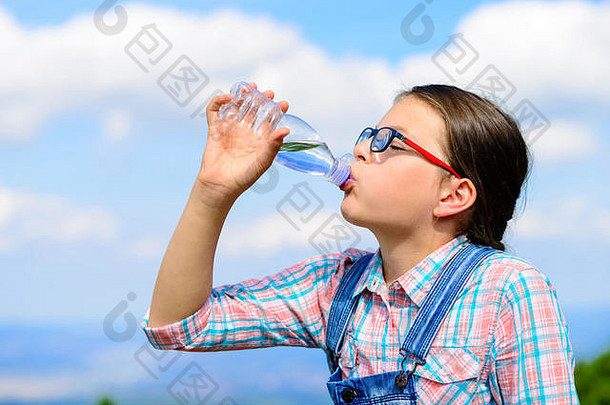 小女孩在户外饮水