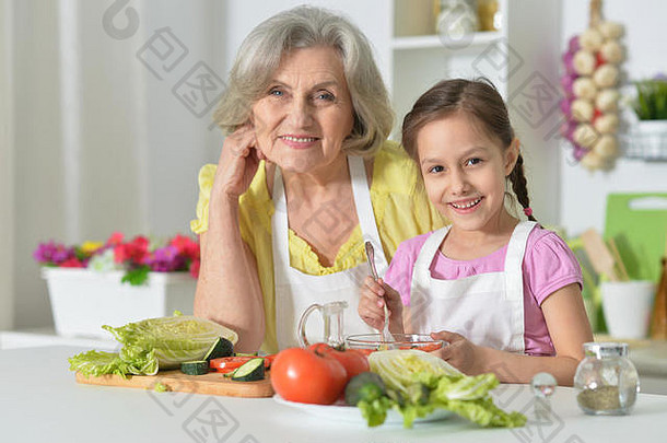 带孙女做饭的老太太