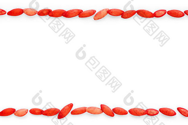 红色黄瓜种子作为框架。在白色背景上隔离