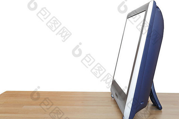 在白色背景上隔离的木桌上，带有切割屏幕的电视机显示屏的侧视图