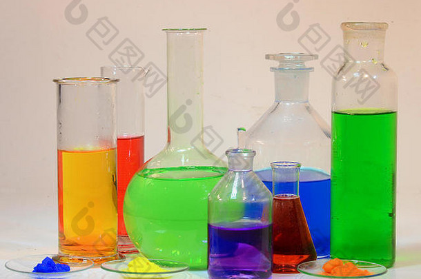 色彩斑斓的液体粉末实验室玻璃器皿