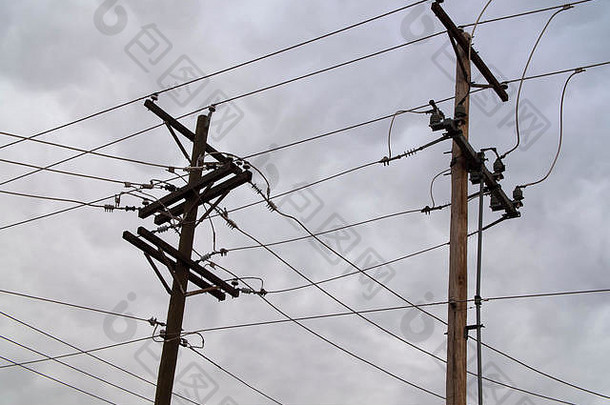 在德克萨斯州西部阿尔卑斯山为多条<strong>线路</strong>供电的电线杆。