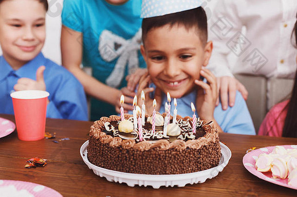 生日蛋糕男孩庆祝生日使