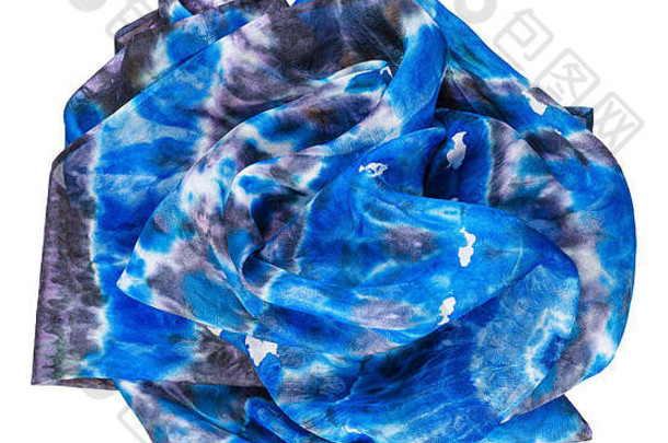 在白色背景上用结节技术手工绘制抽象蓝案的皱折丝绸围巾