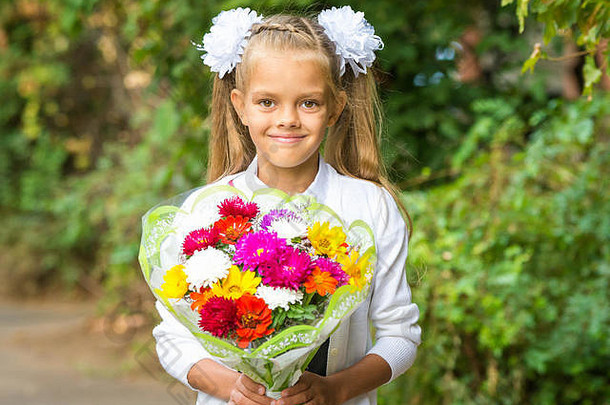 肖像七年学校女孩花束花