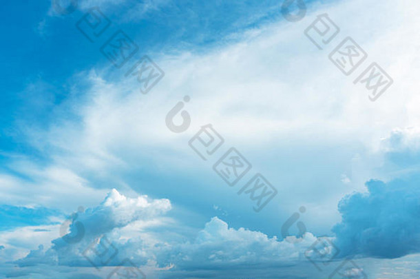 夏天蓝色的天空软清晰的多云的背景蓬松的云移动多风的海滩概念感觉宽容的放松日落壁纸日出你