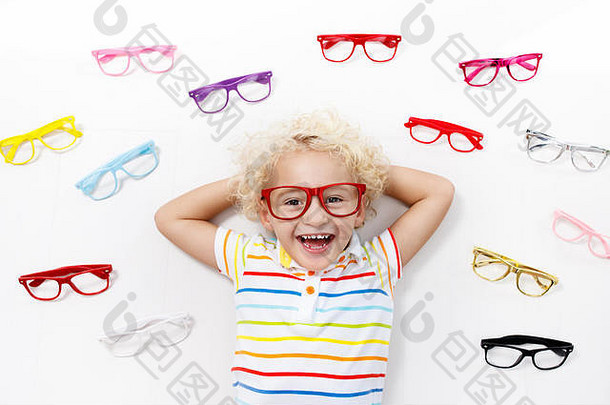 儿童视力测试。在眼镜店挑选眼镜的小孩。学龄儿童视力测量。儿童戴眼镜。performin医生