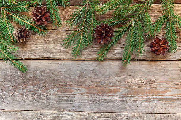 圣诞新年构图将<strong>冬季</strong>物件冷杉枝松果架在破旧的乡村木制背景上。圣诞节假期十二月装饰。平放，空间。庆祝时间概念