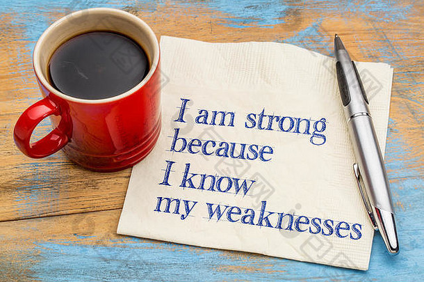 我之所以坚强，是因为我知道自己的弱点——用一杯浓缩咖啡在餐巾纸上写字