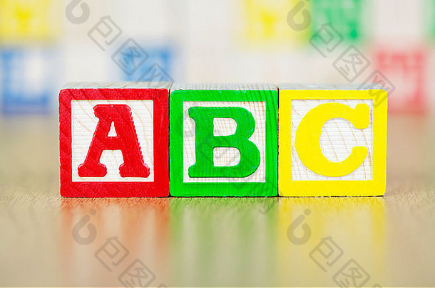 用字母表积木拼出的ABC