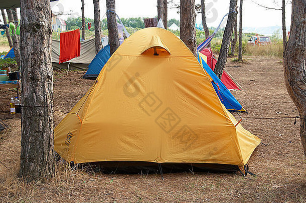 森林里有许多帐篷的营地