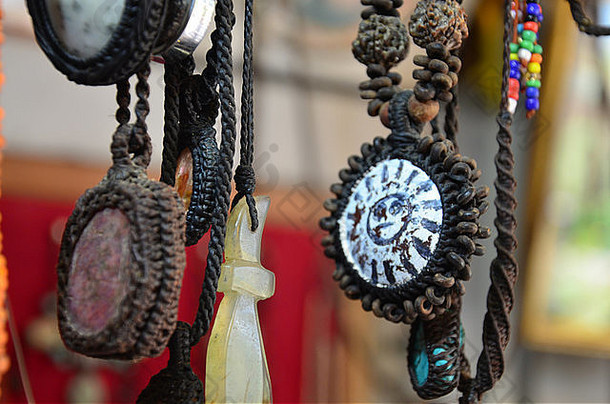 纪念品商店在泰国出售为珠子、石头和珠宝制作的产品类型饰品