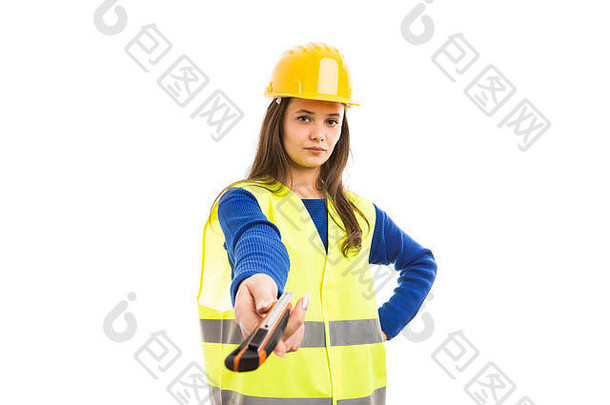 年轻的女工程师或建筑师，在白色背景上，以严肃的表情和姿势，将刀具作为工业工具概念进行