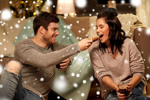这对幸福的夫妇在家里吃着加可可的华夫饼干