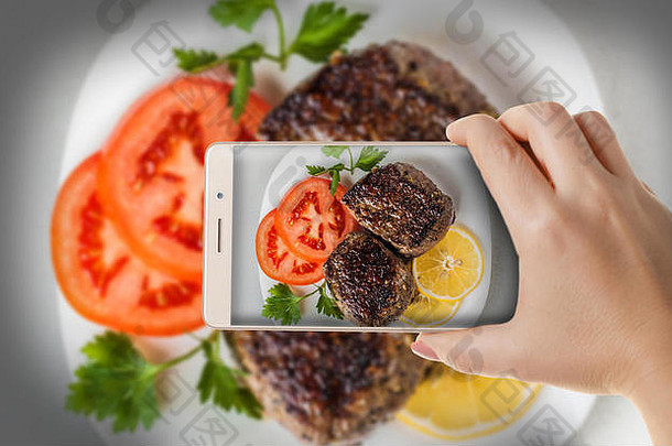 手电话特写镜头女人照片煮熟的肉智能手机