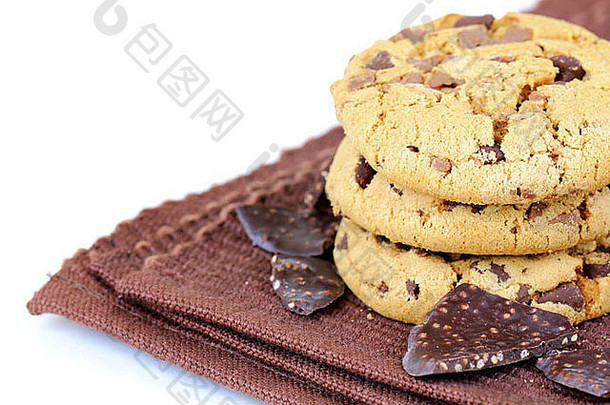 饼干棕色餐巾中的巧克力片饼干