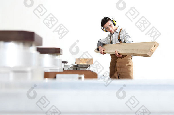 木工在细木工中使用木板，计算机数控中心，数控机床，隔离在白色背景上