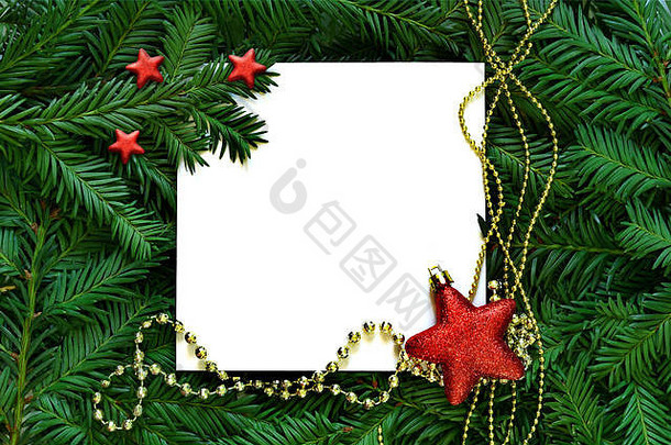 以白纸卡片和星星作为松枝的创作背景。新年和圣诞快乐的概念。平铺。