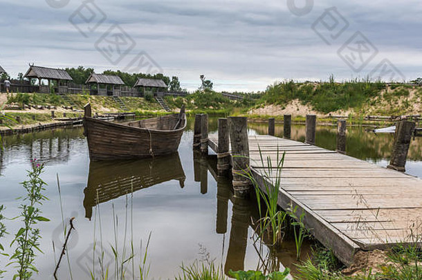 湖边的木制码头和小船。