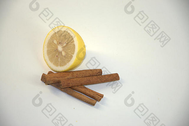 成熟的柠檬肉桂豆荚特写镜头白色背景隔离