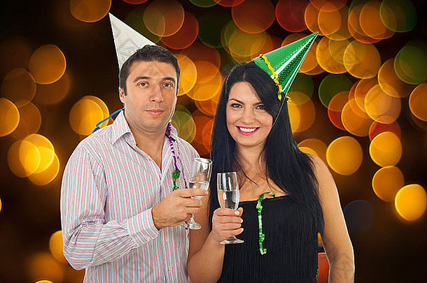夫妇庆祝一年的夏娃灯敬酒香槟