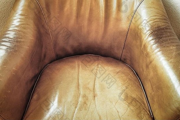 一把旧棕色皮椅的细节，皮椅特写。皮革纹理材质背景