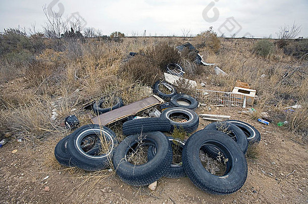 西德克萨斯州一条乡村公路旁废弃的旧轮胎