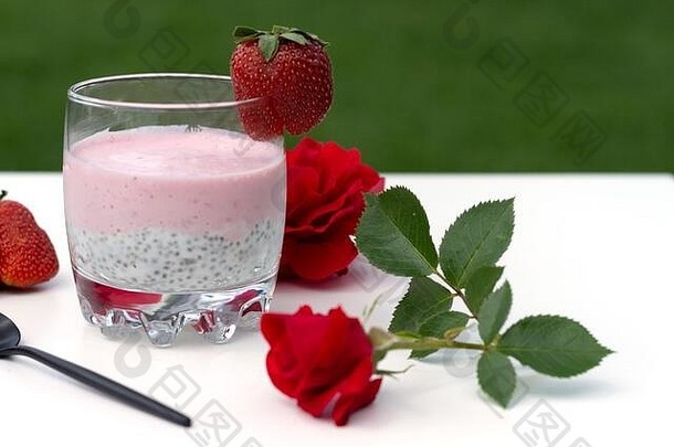 传讲布丁草莓红色的玫瑰白色表格花园