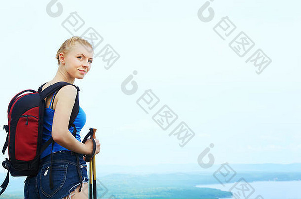 背着背包在山上徒步旅行的女人