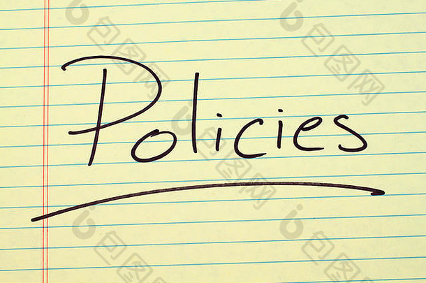 “政策”一词在黄色的法律便笺簿上划线